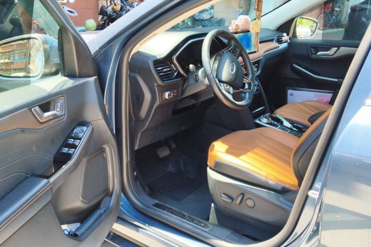 Used Ford Escape 2020 EcoBoost 245 Four-Wheel Drive Luxury Edition Driver Seat