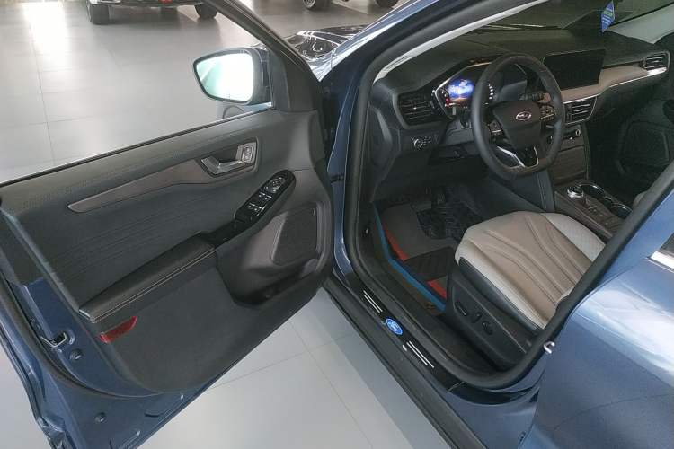 Used Ford Escape 2020 EcoBoost 245 Two-Wheel-Drive Titanium Edition Driver Seat