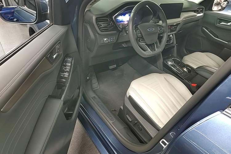 Used Ford Escape 2020 EcoBoost 245 Four-Wheel Drive Luxury Edition Driver Seat