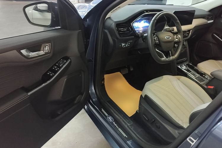 Used Ford Escape 2020 EcoBoost 245 Four-Wheel Drive Luxury Edition Driver Seat