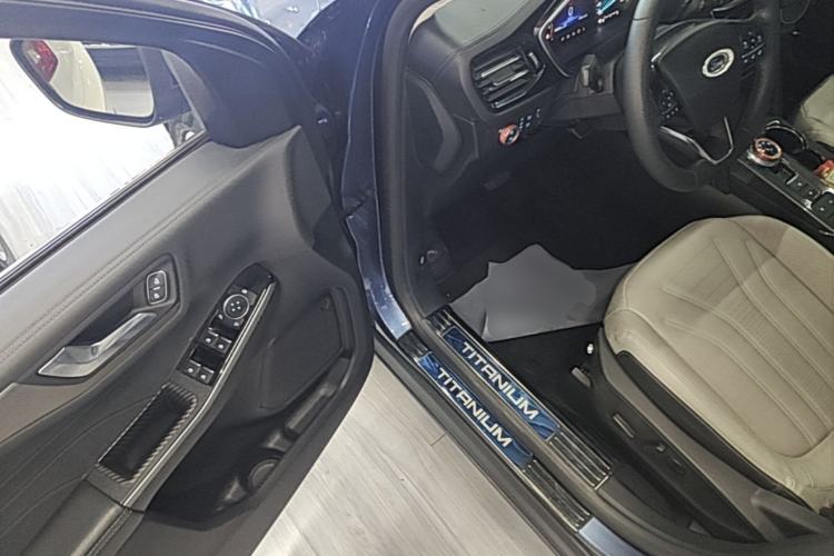 Used Ford Escape 2020 EcoBoost 245 Two-Wheel-Drive Titanium Edition Driver Seat