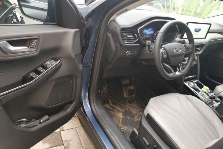 Used Ford Escape 2020 EcoBoost 245 Two-Wheel-Drive Titanium Edition Driver Seat