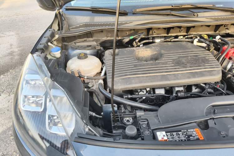 Used Ford Escape 2020 EcoBoost 245 Two-Wheel-Drive Titanium Edition Engine Bay Right