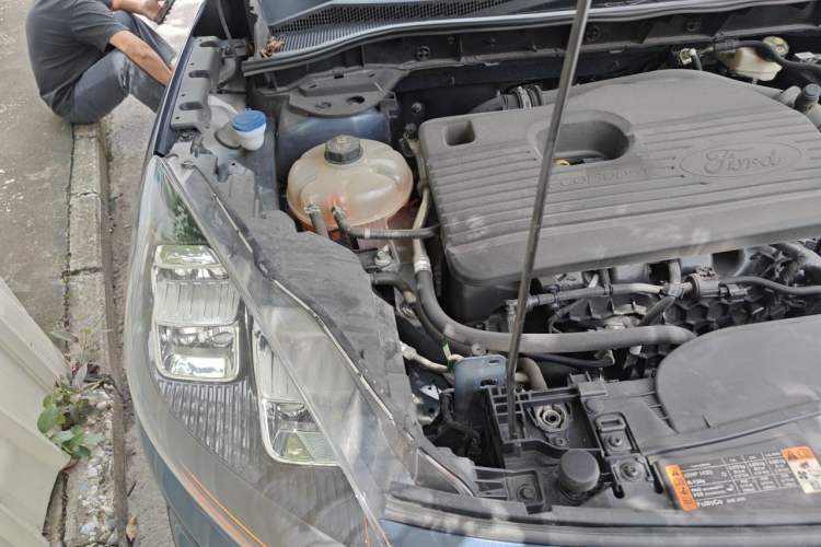 Used Ford Escape 2020 EcoBoost 245 Four-Wheel Drive Luxury Edition Engine Bay Right