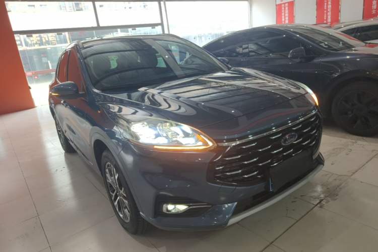 Used Ford Escape 2020 EcoBoost 245 Four-Wheel Drive Luxury Edition Front Right 45 Deg