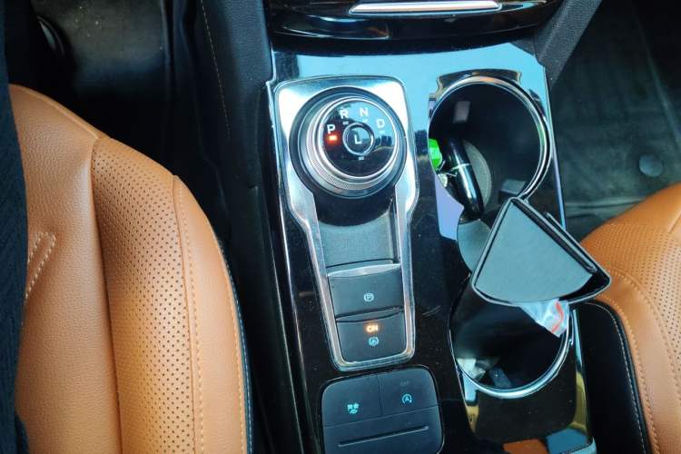 Used Ford Escape 2020 EcoBoost 245 Four-Wheel Drive Luxury Edition Gear Lever