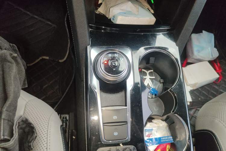Used Ford Escape 2020 EcoBoost 245 Four-Wheel Drive Luxury Edition Gear Lever
