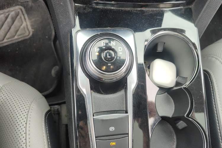 Used Ford Escape 2020 EcoBoost 245 Four-Wheel Drive Luxury Edition Gear Lever