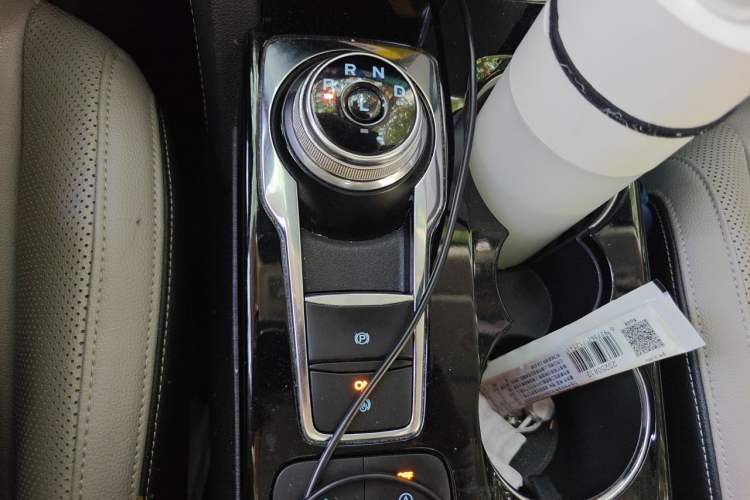Used Ford Escape 2020 EcoBoost 245 Four-Wheel Drive Luxury Edition Gear Lever