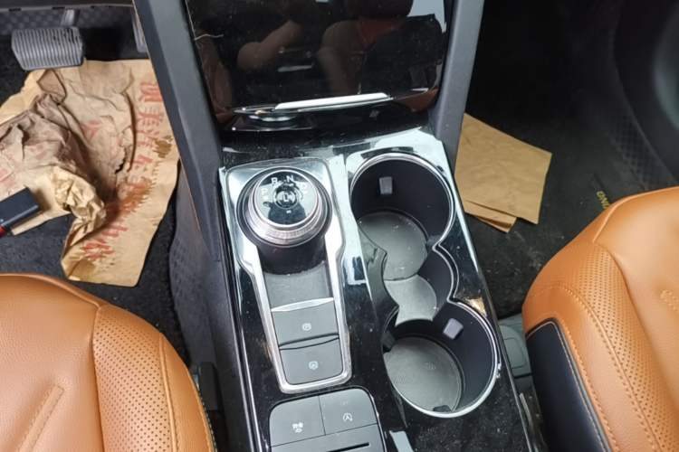 Used Ford Escape 2020 EcoBoost 245 Four-Wheel Drive Luxury Edition Gear Lever