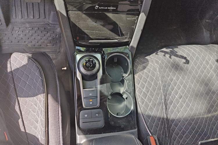 Used Ford Escape 2020 EcoBoost 245 Two-Wheel-Drive Titanium Edition Gear Lever