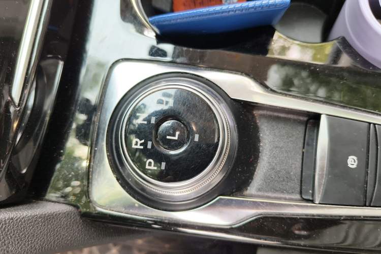 Used Ford Escape 2020 EcoBoost 245 Two-Wheel-Drive Titanium Edition Gear Lever