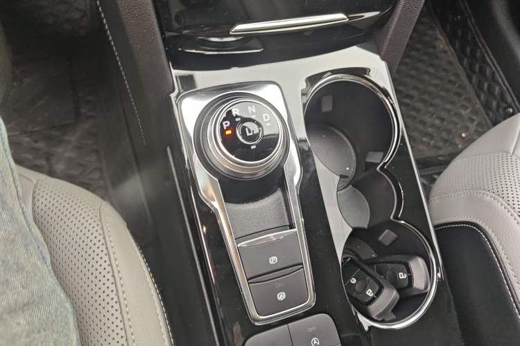 Used Ford Escape 2020 EcoBoost 245 Two-Wheel-Drive Titanium Edition Gear Lever