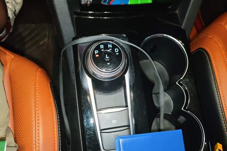 Used Ford Escape 2020 EcoBoost 245 Four-Wheel Drive Luxury Edition Gear Lever
