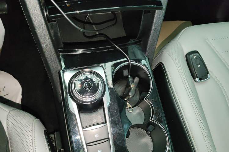 Used Ford Escape 2020 EcoBoost 245 Two-Wheel-Drive Titanium Edition Gear Lever