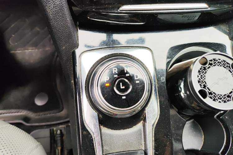 Used Ford Escape 2020 EcoBoost 245 Two-Wheel-Drive Titanium Edition Gear Lever