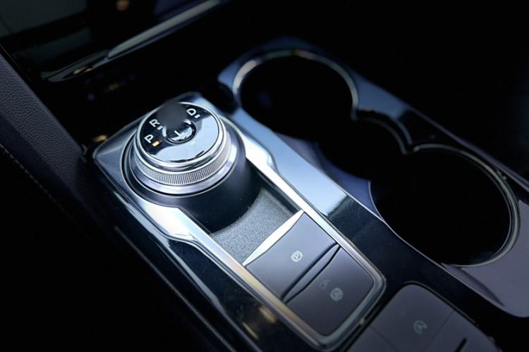 Used Ford Escape 2020 EcoBoost 245 Two-Wheel-Drive Titanium Edition Gear Lever