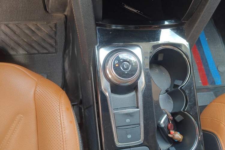 Used Ford Escape 2020 EcoBoost 245 Four-Wheel Drive Luxury Edition Gear Lever