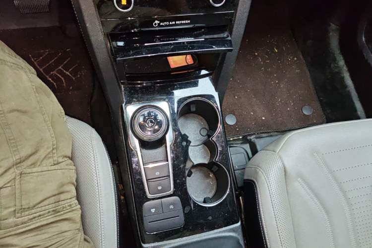 Used Ford Escape 2020 EcoBoost 245 Two-Wheel-Drive Titanium Edition Gear Lever