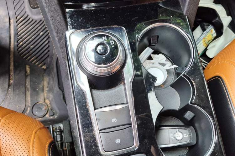 Used Ford Escape 2020 EcoBoost 245 Four-Wheel Drive Luxury Edition Gear Lever