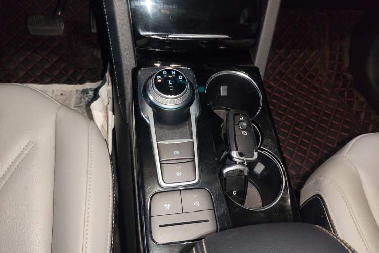 Used Ford Escape 2020 EcoBoost 245 Two-Wheel-Drive Comfort Edition Gear Lever