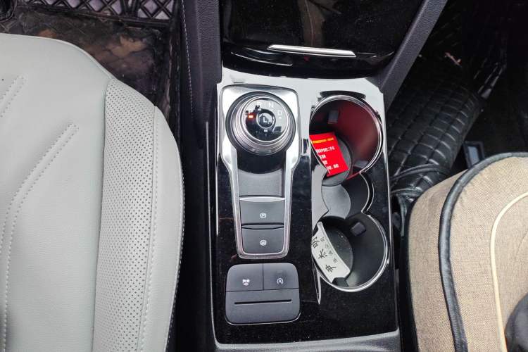 Used Ford Escape 2020 EcoBoost 245 Four-Wheel Drive Luxury Edition Gear Lever
