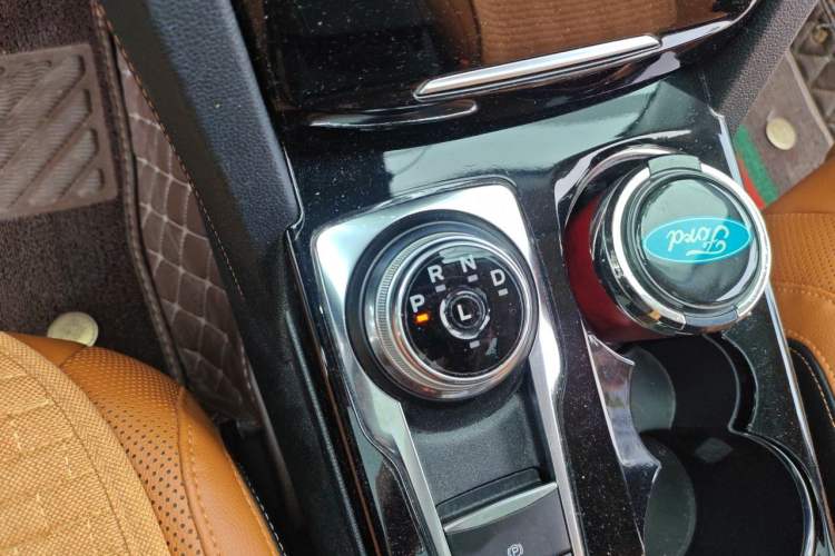 Used Ford Escape 2020 EcoBoost 245 Four-Wheel Drive Luxury Edition Gear Lever