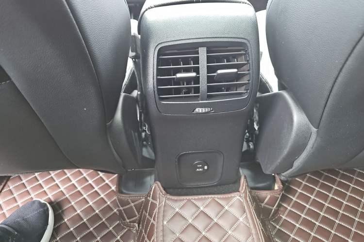 Used Ford Escape 2020 EcoBoost 245 Four-Wheel Drive Titanium Edition Interior 1