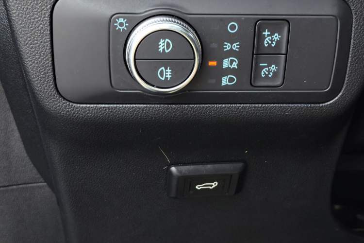 Used Ford Escape 2020 EcoBoost 245 Four-Wheel Drive Titanium Edition Interior 10