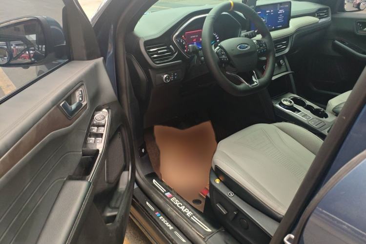 Used Ford Escape 2020 EcoBoost 245 Two-Wheel-Drive Titanium Edition Interior 3