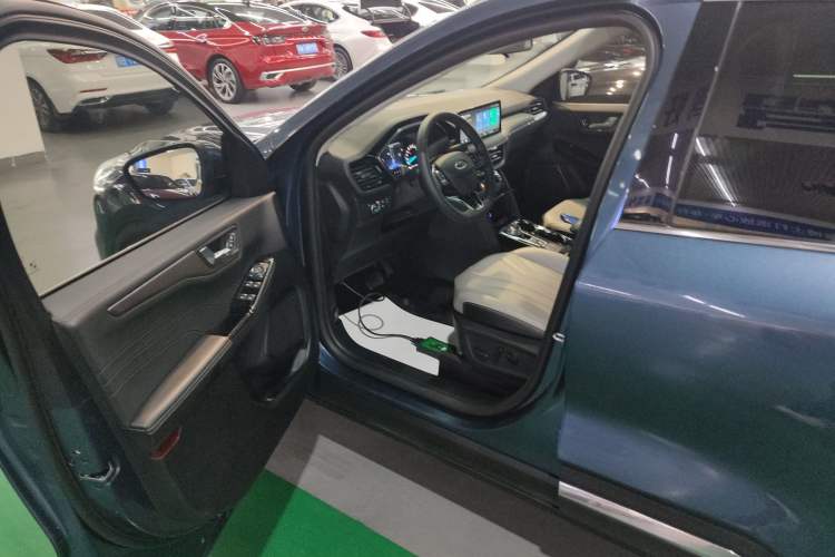 Used Ford Escape 2020 EcoBoost 245 Two-Wheel-Drive Titanium Edition Interior 3
