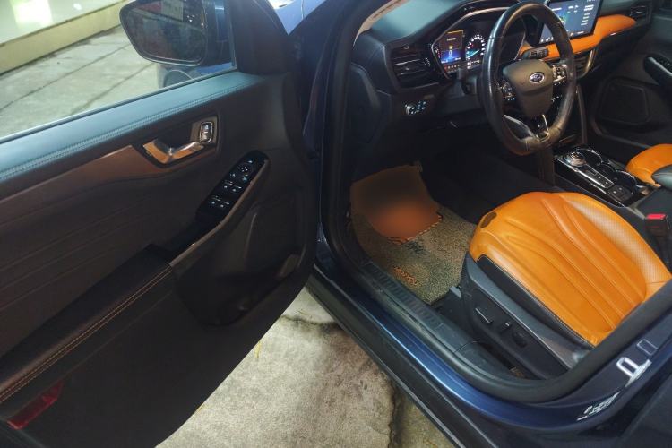 Used Ford Escape 2020 EcoBoost 245 Two-Wheel-Drive Titanium Edition Interior 3