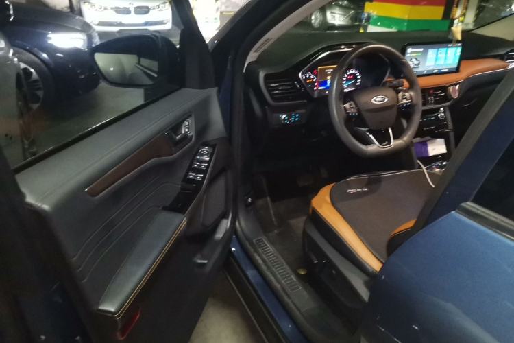 Used Ford Escape 2020 EcoBoost 245 Four-Wheel Drive Titanium Edition Interior 3