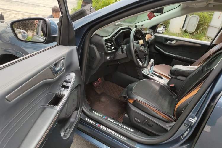 Used Ford Escape 2020 EcoBoost 245 Two-Wheel Drive Smart & Enjoyment Model Interior 3