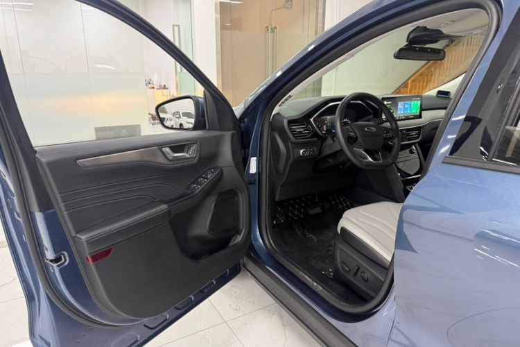 Used Ford Escape 2020 EcoBoost 245 Two-Wheel-Drive Comfort Edition Interior 4