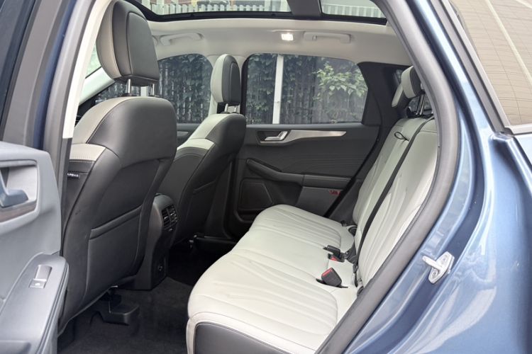 Used Ford Escape 2020 EcoBoost 245 Two-Wheel-Drive Comfort Edition Interior 4