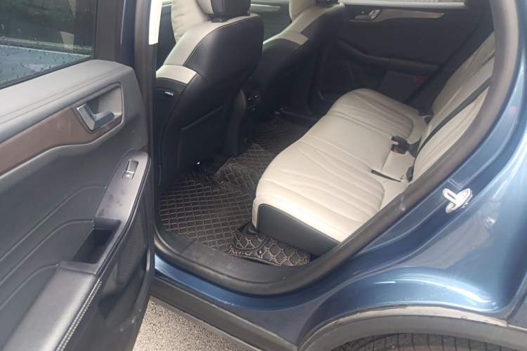 Used Ford Escape 2020 EcoBoost 245 Two-Wheel-Drive Comfort Edition Interior 4