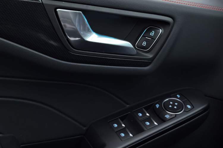 Used Ford Escape 2020 EcoBoost 245 Four-Wheel Drive ST-LINE Deluxe Edition Interior 4
