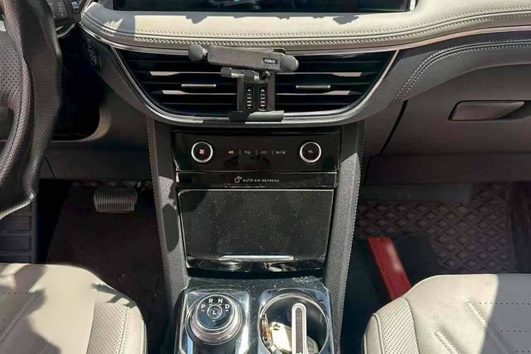 Used Ford Escape 2020 EcoBoost 245 Four-Wheel Drive Titanium Edition Interior 5