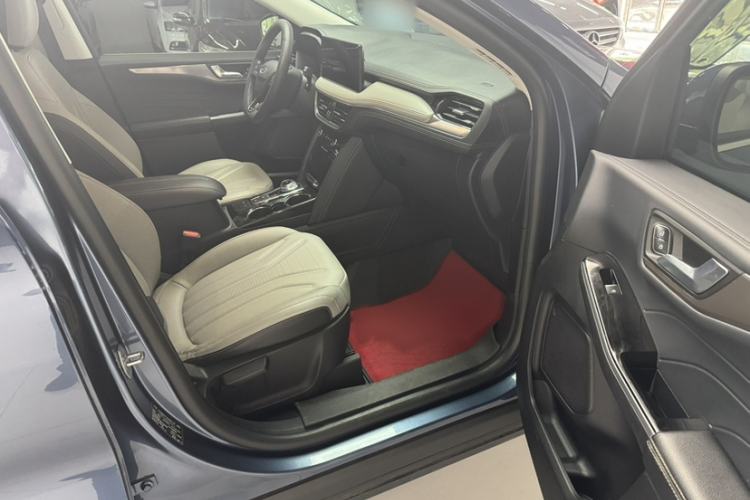 Used Ford Escape 2020 EcoBoost 245 Four-Wheel Drive Titanium Edition Interior 6
