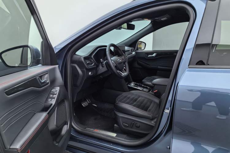 Used Ford Escape 2020 EcoBoost 245 Four-Wheel Drive ST-LINE Deluxe Edition Interior 6