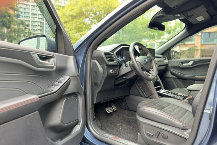 Used Ford Escape 2020 EcoBoost 245 Four-Wheel Drive ST-LINE Deluxe Edition Interior 7