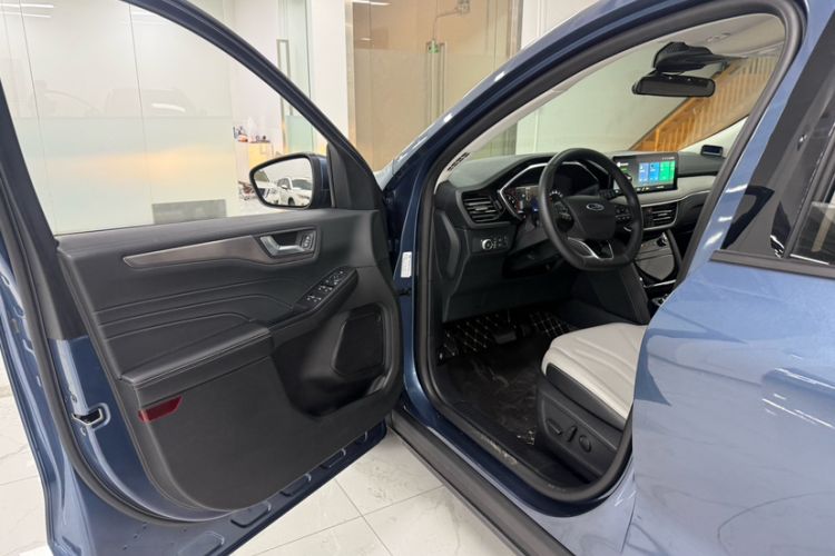 Used Ford Escape 2020 EcoBoost 245 Two-Wheel-Drive Comfort Edition Interior 7