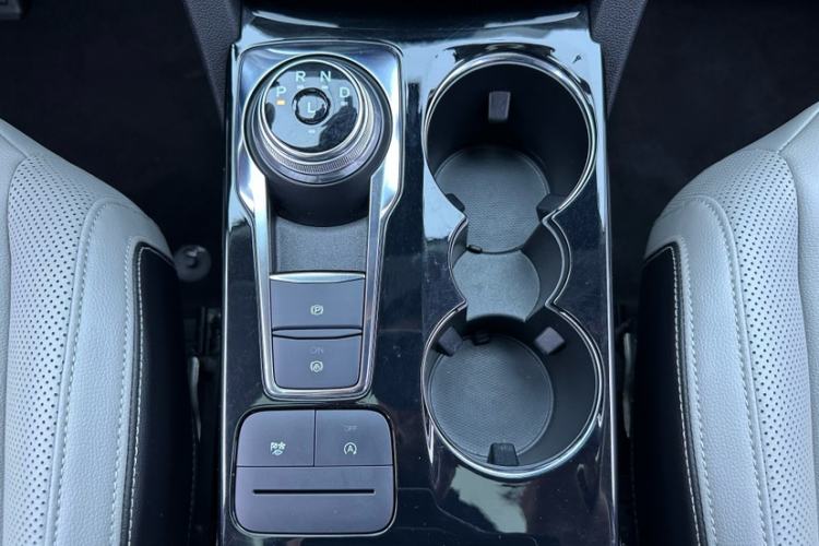Used Ford Escape 2020 EcoBoost 245 Four-Wheel Drive Luxury Edition Interior 8