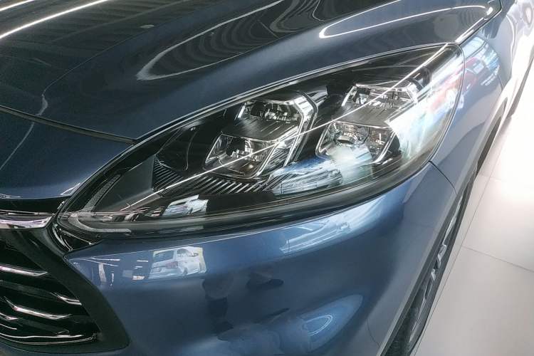 Used Ford Escape 2020 EcoBoost 245 Two-Wheel-Drive Titanium Edition Left Front Headlight