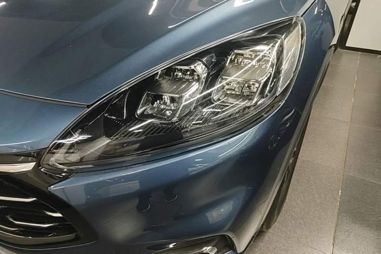 Used Ford Escape 2020 EcoBoost 245 Four-Wheel Drive Luxury Edition Left Front Headlight