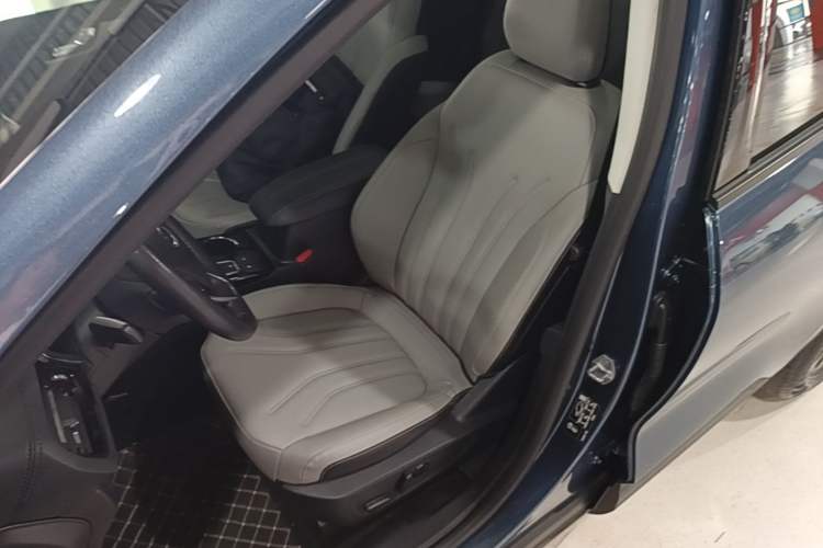 Used Ford Escape 2020 EcoBoost 245 Two-Wheel-Drive Comfort Edition Left Front Seat