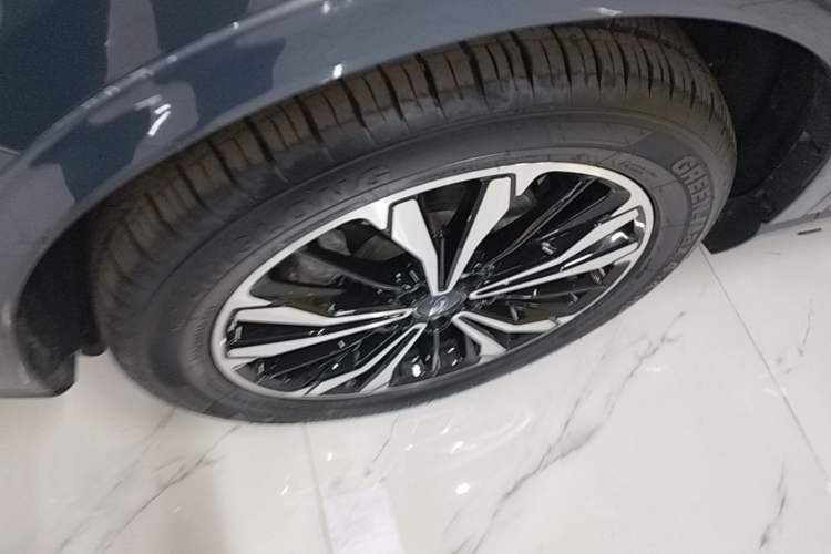 Used Ford Escape 2020 EcoBoost 245 Four-Wheel Drive ST-LINE Deluxe Edition Left Front Wheel Hub