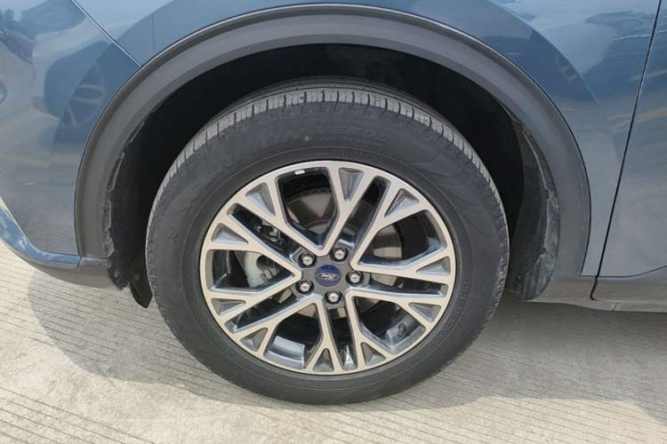 Used Ford Escape 2020 EcoBoost 245 Two-Wheel-Drive Titanium Edition Left Front Wheel Hub