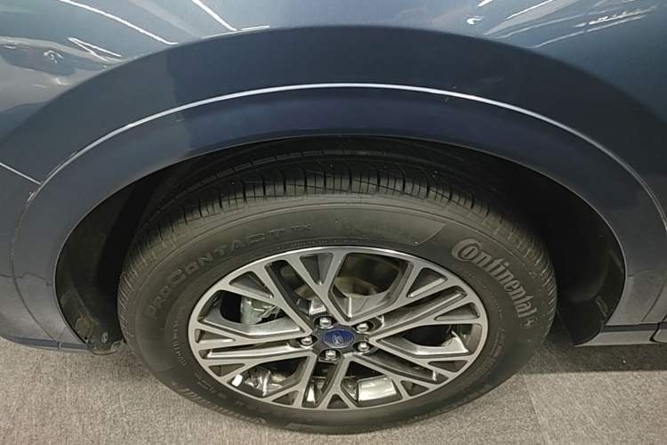 Used Ford Escape 2020 EcoBoost 245 Four-Wheel Drive Luxury Edition Left Front Wheel Hub